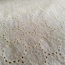 象牙色棉麻花邊面料（圓形） 第1張的照片
