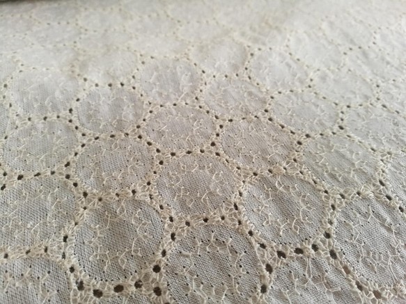 象牙色棉麻花邊面料（圓形） 第1張的照片
