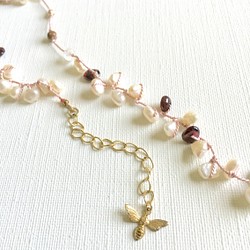 桜色のシルク糸とガーネット&パールのネックレス 1枚目の画像