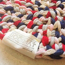 ＳＯＣＫＭＡＴ(ソックマット)カラフルな手編みのクッションマット　ストロベリーデニム 1枚目の画像