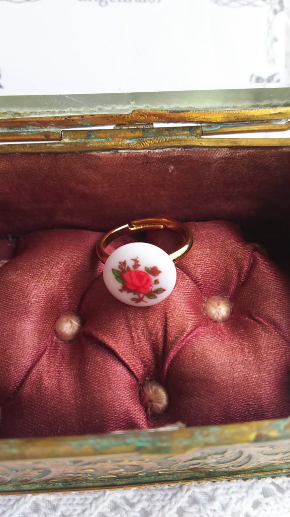 レトロなバラの花のボタンのリング 1枚目の画像