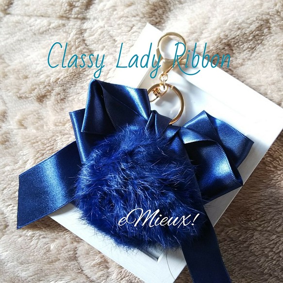 Classy Lady Ribbon eMieux!オリジナル ブルーのサテンリボンとふあふあラビットファーチャーム 1枚目の画像