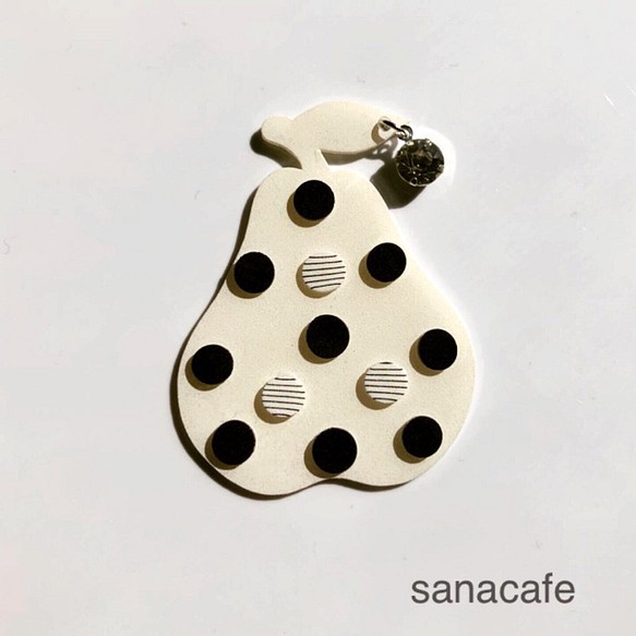 新作 洋梨型のモノトーンブローチ ブローチ Sanacafe 通販 Creema クリーマ ハンドメイド 手作り クラフト作品の販売サイト