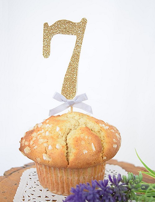 ケーキトッパー 数字「7」ゴールド×グレージュリボン 1枚目の画像