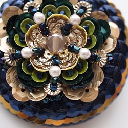 ゴリョウの花～紺とゴールド◆フランス製スパンコールの刺繍ブローチ 1枚目の画像