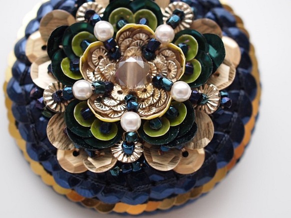 ゴリョウの花～紺とゴールド◆フランス製スパンコールの刺繍ブローチ 1枚目の画像
