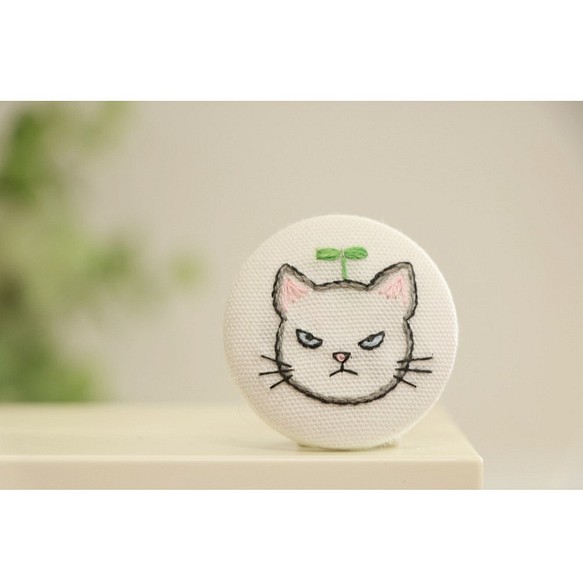 【受注製作】⑨しろ  猫ブローチ ♪不機嫌ニャンコ　猫　ネコ　ねこ　バッジ　ブローチ　刺繍　刺しゅう　白猫 1枚目の画像