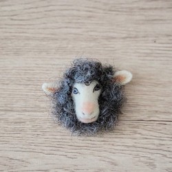 羊の顔ブローチ 1枚目の画像