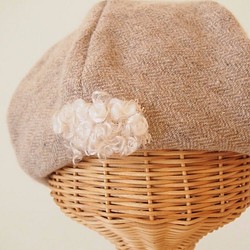 在樂趣和蓬鬆按鈕冬季時尚自然貝雷帽穿著米色 第1張的照片