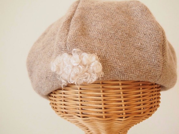 在樂趣和蓬鬆按鈕冬季時尚自然貝雷帽穿著米色 第1張的照片