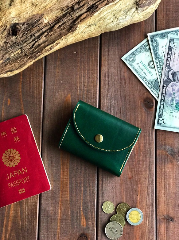 イタリアンレザーを使った緑色の三つ折り財布 1枚目の画像