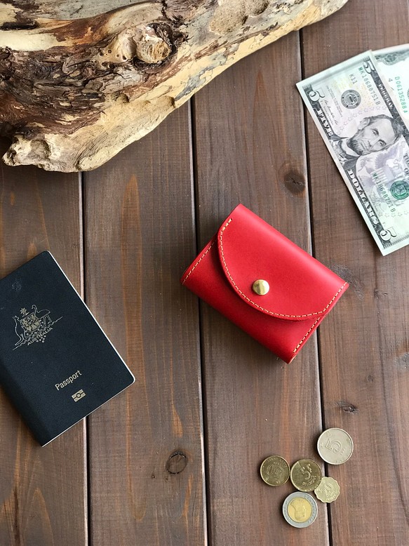 イタリアンレザーを使った赤色の三つ折り財布