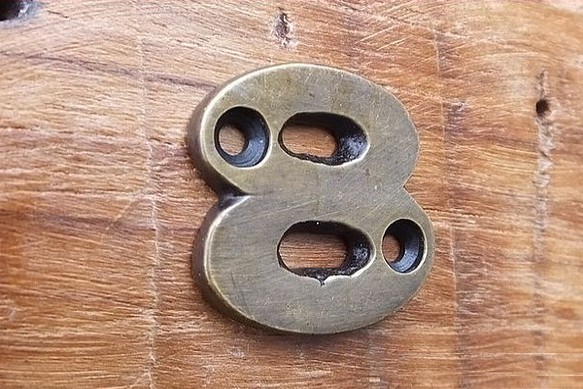 真鍮 アルファベット 英数字 アンティーク風 レトロ ヴィンテージ調 文字プレート 8 （真鍮／ブラス）　No.118 1枚目の画像