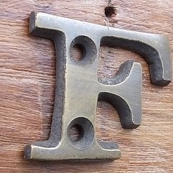 真鍮 アルファベット 英数字 アンティーク風 レトロ ヴィンテージ調 文字プレート F （真鍮／ブラス）　No.125 1枚目の画像