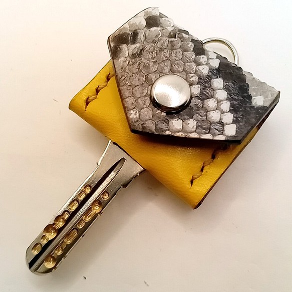 キーカバー 蛇革 パイソン × 黄色 イエロー 牛革 オリジナル キーケース 小銭入れ カードケース コインケース 1枚目の画像