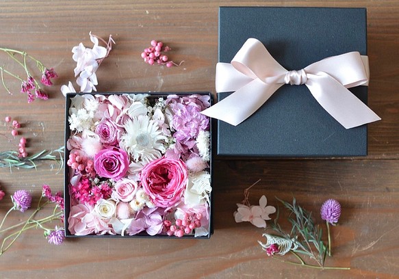 ピンクローズのFlower Box 結婚祝い　贈呈品 1枚目の画像