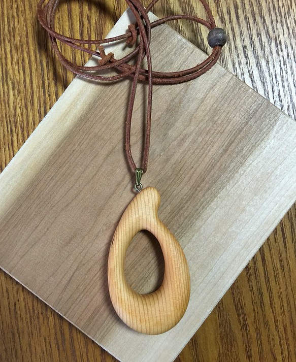 木のリング(扁形)ペンダント 1枚目の画像