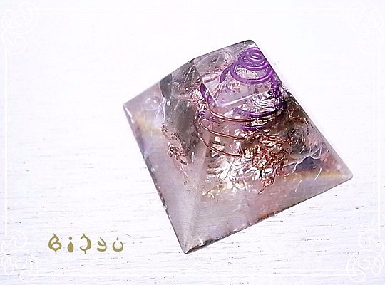 毘殊　マヤピラミッド型 スモーキークォーツ ミニオルゴナイト【紫】　bijyu-109 1枚目の画像