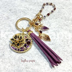 黒睡蓮と妖艶三日月のバッグチャーム-濃紫- 1枚目の画像