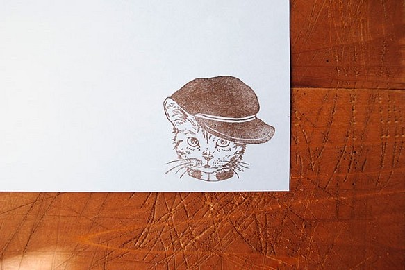 『受注製作』学生帽をかぶった猫　ハンドメイド消しゴムはんこ　 1枚目の画像