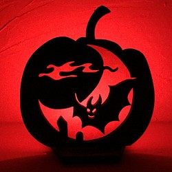 木のかぼちゃランプ「月とコウモリ」LEDキャンドル付き 1枚目の画像