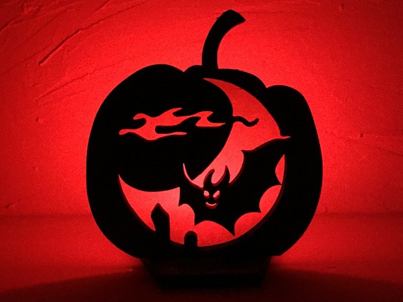 木のかぼちゃランプ「月とコウモリ」LEDキャンドル付き 1枚目の画像