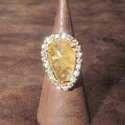 20×12mmルチルクォーツと合成ダイヤモンドの指輪（リング:10号、K24の金張り、SV925、針入り水晶） 1枚目の画像