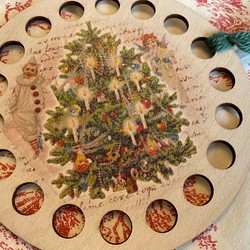 新柄入荷！ロシア製『クリスマスツリー柄　木製オーガナイザー』〜ラウンド型〜 1枚目の画像