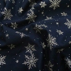 新色入荷！『クリスマス布地　雪の結晶ラメ入り　Eーネイビー地×シルバーラメ』～50cm単位でカット 1枚目の画像