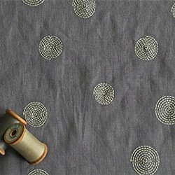 新入荷！『コットン・ダブルガーゼ 　うずまき刺繍　110㎝巾』～50㎝単位でカット～ 1枚目の画像