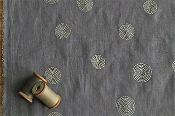 新入荷！『コットン・ダブルガーゼ 　うずまき刺繍　110㎝巾』～50㎝単位でカット～ 1枚目の画像