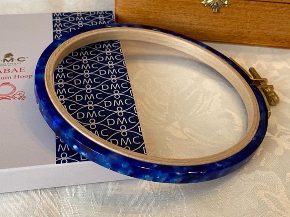 新柄入荷！『DMC ×SABAEコラボ 　PREMIUM HOOP　刺繍枠　専用ボックス入り』～ブルー～ 1枚目の画像