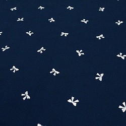 『ココチファブリック ソフトブロード 刺繍　リボン柄　ネイビー』50㎝単位でカット〜 1枚目の画像