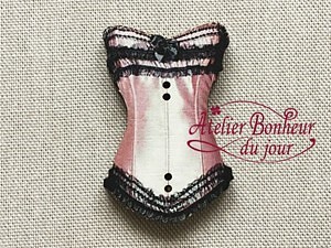 フランス製！『木製ボタン　アトリエ ボヌール ドゥ ジュール ～ピンクのサテンビスチェ～』 1枚目の画像
