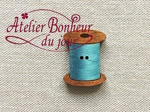 フランス製！『木製ボタン　アトリエ ボヌール ドゥ ジュール　ライト・ブルー 糸巻き 』 1枚目の画像