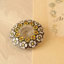 『チェコボタン　可愛いお花が並んだガラスボタン』〜 22.5mm ホワイト〜 1枚目の画像