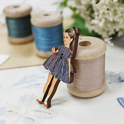 フランス製！『木製ボタン　アトリエ ボヌール ドゥ ジュール ～ギンガムチェック柄のワンピースを着た女の子～』 1枚目の画像