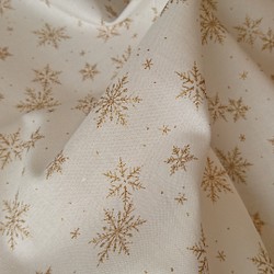 新色入荷！『クリスマス布地　雪の結晶ラメ入り　ホワイト×ゴールドラメ』～50cm単位でカット 1枚目の画像