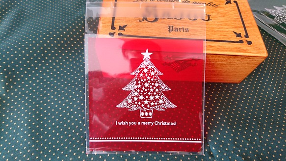 91％以上節約 クリスマス シンプルで使いやすい クリスマスツリー柄バック レッド ～100㎜×100㎜ テープ留め付き 20枚 超特価
