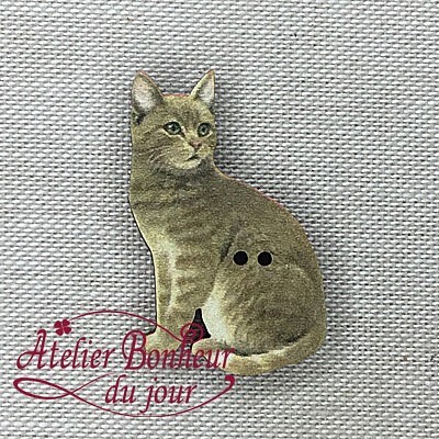 フランス製！『木製ボタン　アトリエ ボヌール ドゥ ジュール 　お座りした猫』 1枚目の画像