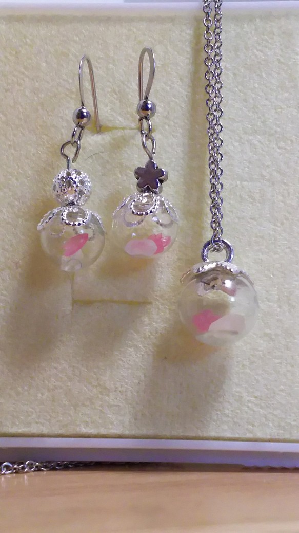 桜とダブルポイント水晶（天然石）のガラスドーム ネックレス＆ピアス
