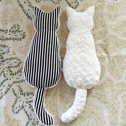 モノトーン 猫クッション・ストライプ/白猫 1枚目の画像