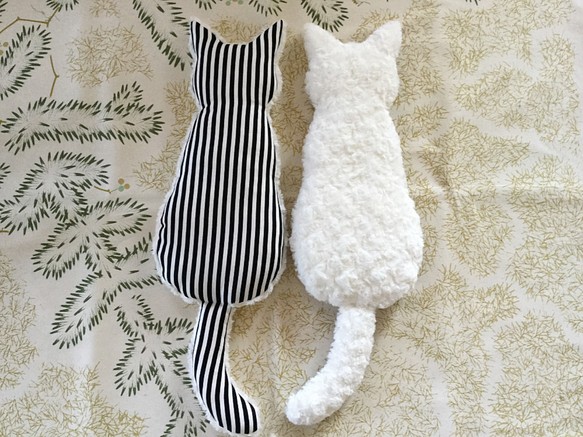モノトーン 猫クッション・ストライプ/白猫 1枚目の画像