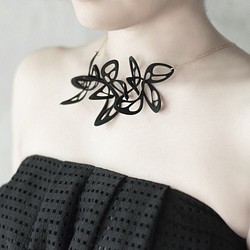 Dancing Butterfly Necklace Black 第1張的照片