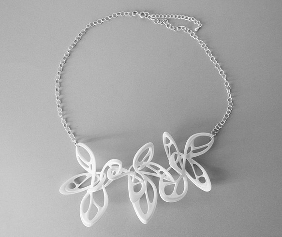 Dancing Butterfly Necklace White ダンシングバタフライ ネックレス