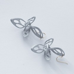 Dancing Butterfly Earring Gray ダンシングバタフライ ピアス グレー