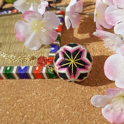 桜手まりのネックレス　黒×ピンク 1枚目の画像