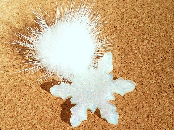 【Creema限定】雪の華ブローチ　蓄光 1枚目の画像