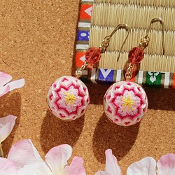 桜手まりの耳飾り　　ピアス/イヤリング 1枚目の画像