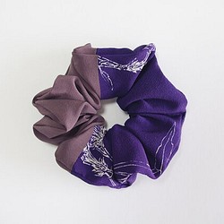 大き目　2色　着物シュシュ 　紫　花柄 1枚目の画像